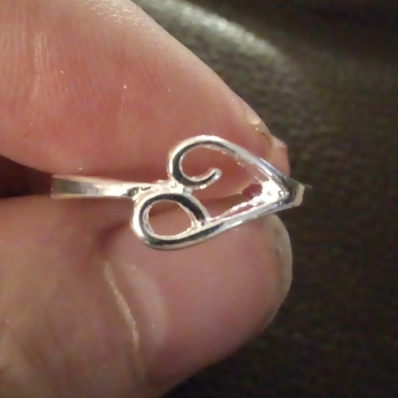 NWOT Sterling Silver Heart Ring In Box - Size 7.34 - Picture 3 of 6